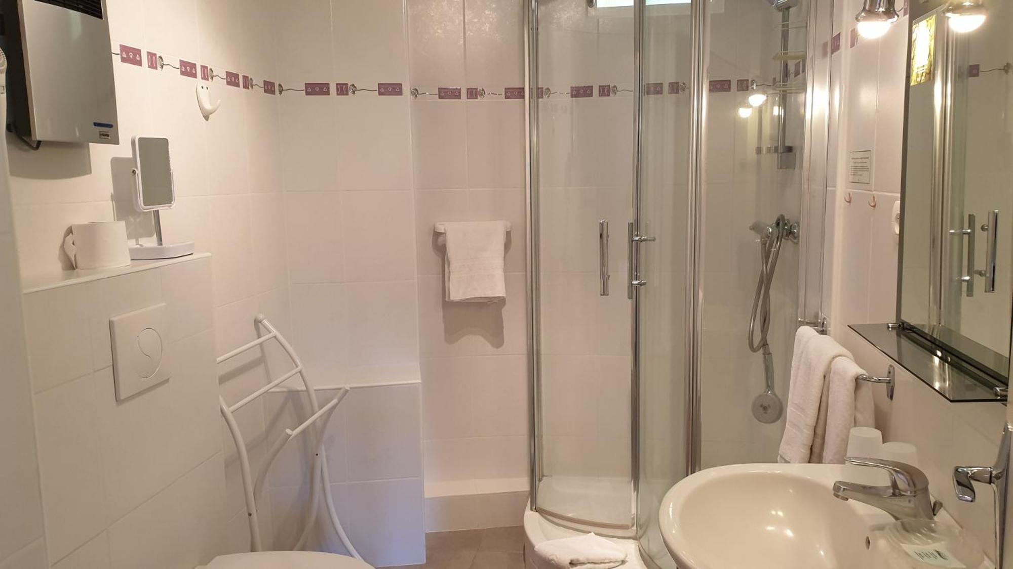 Logis Hotel Les Tilleuls Saint-Cirgues-de-Jordanne Eksteriør billede